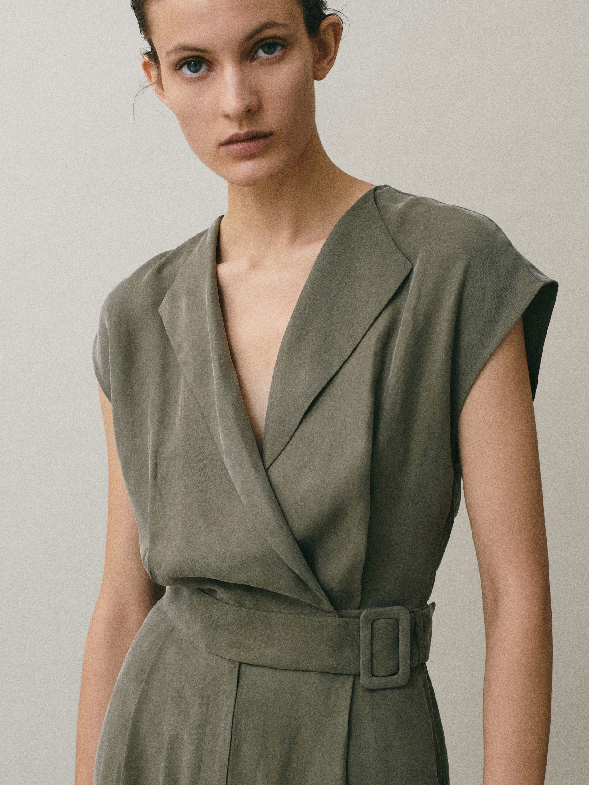 Massimo-Dutti-kombinezon-od-kupro-vlakana-s-pojasom-679-kn