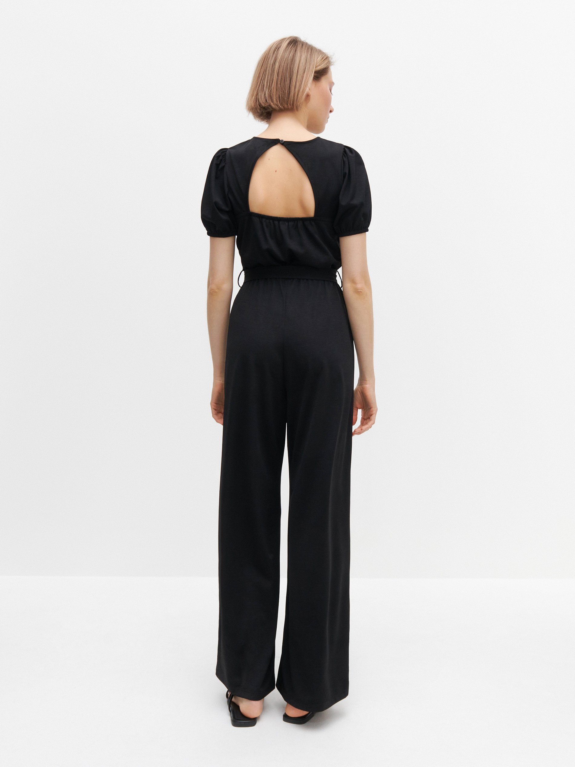 Reserved-Kombinezon-s-izrezom-na-leđima-249-kn