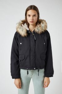 Kratka parka s kapuljačom s umjetnim krznom Pull&Bear, 199,90 kn (bila 379,90 kn)