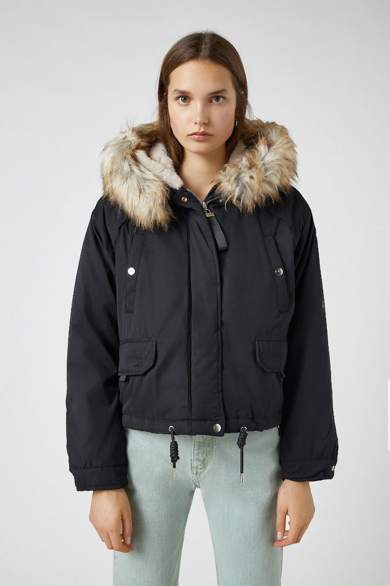 Kratka parka s kapuljačom s umjetnim krznom Pull&Bear, 199,90 kn (bila 379,90 kn)