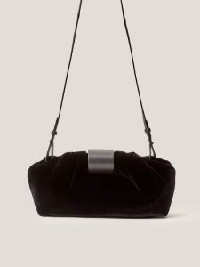 Massimo Dutti, vrećasta torbica od baršuna, prije 749 kn, sada 559 kn