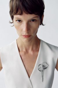 Zara, isprepleteni broš s kamenčićima, 79,90 kn