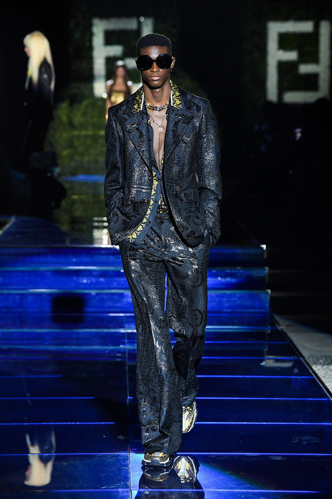 fendi-versace-vendace-milan-fashion-week-runway-16