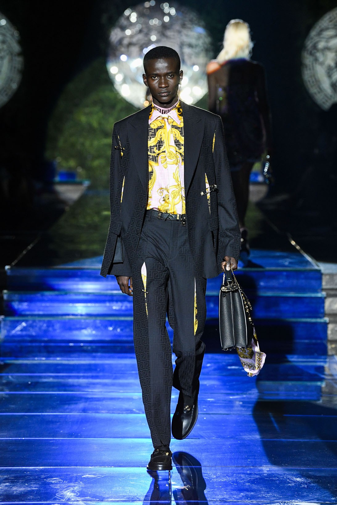 https___hypebeast.com_wp-content_blogs.dir_6_files_2021_09_fendi-versace-vendace-milan-fashion-week-runway-36