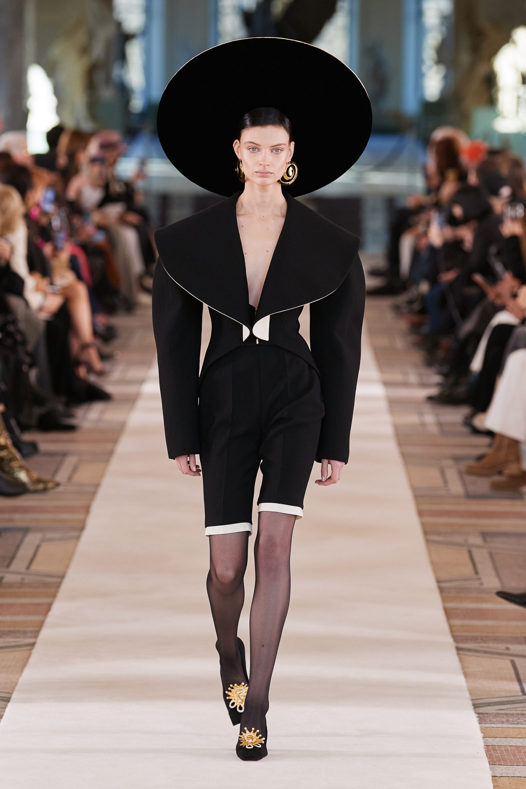 00001-Schiaparelli-Couture-Spring-22-credit-Gorunway