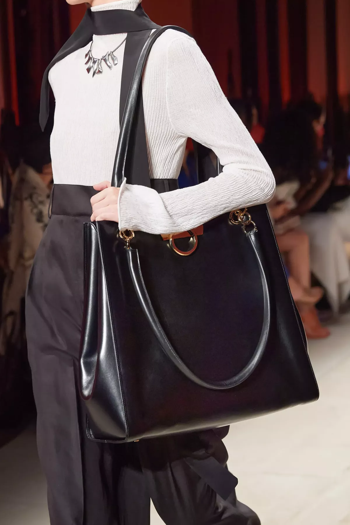 00001_Salvatore_Ferragamo_Details_Spring_22_RTW_M_Ilan_credit_gorunway_jpg_253be004c1