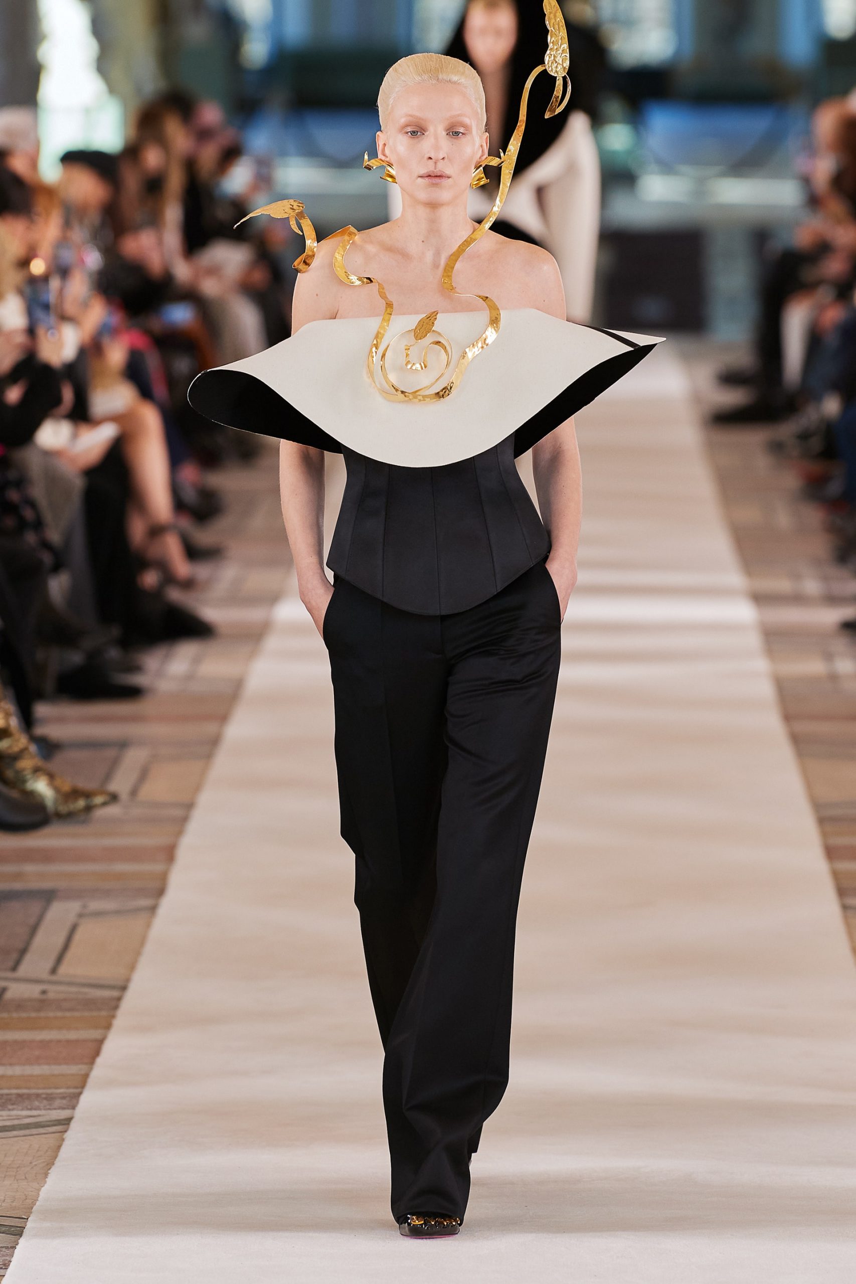 00002-Schiaparelli-Couture-Spring-22-credit-Gorunway