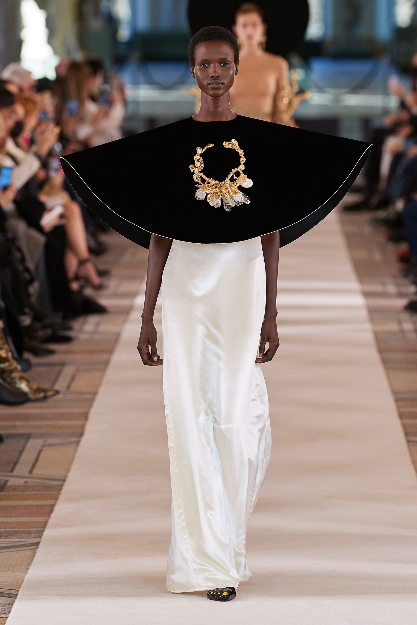 00006-Schiaparelli-Couture-Spring-22-credit-Gorunway