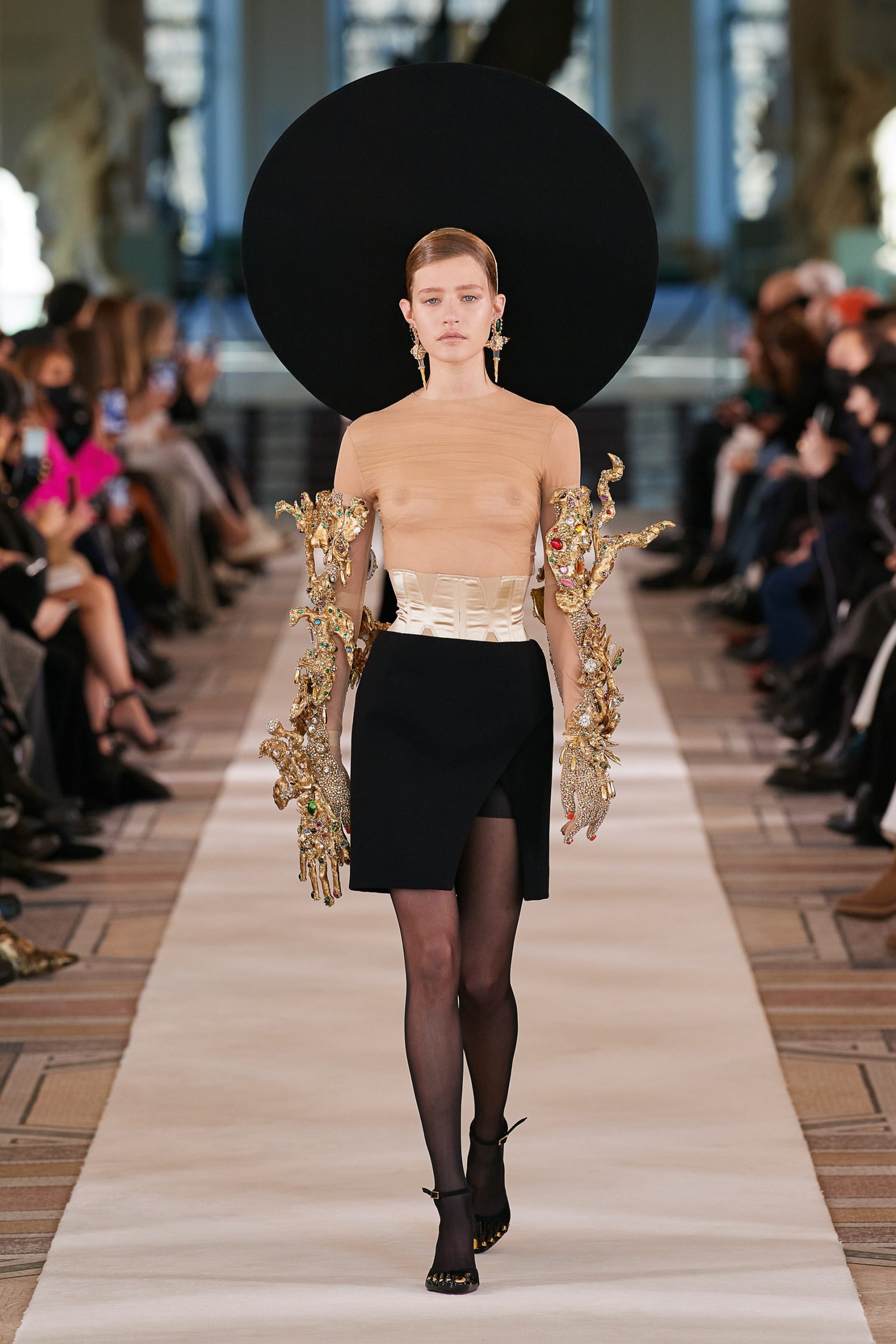 00007-Schiaparelli-Couture-Spring-22-credit-Gorunway
