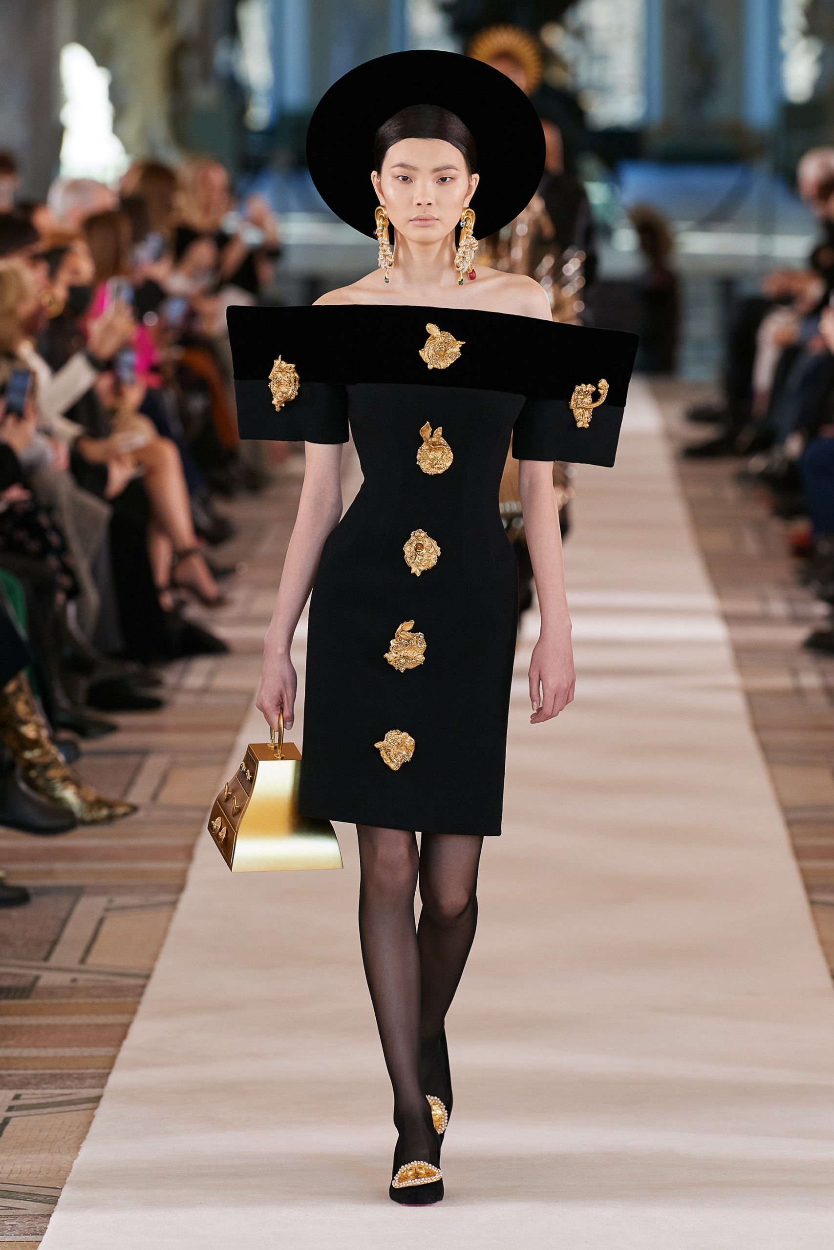 00009-Schiaparelli-Couture-Spring-22-credit-Gorunway