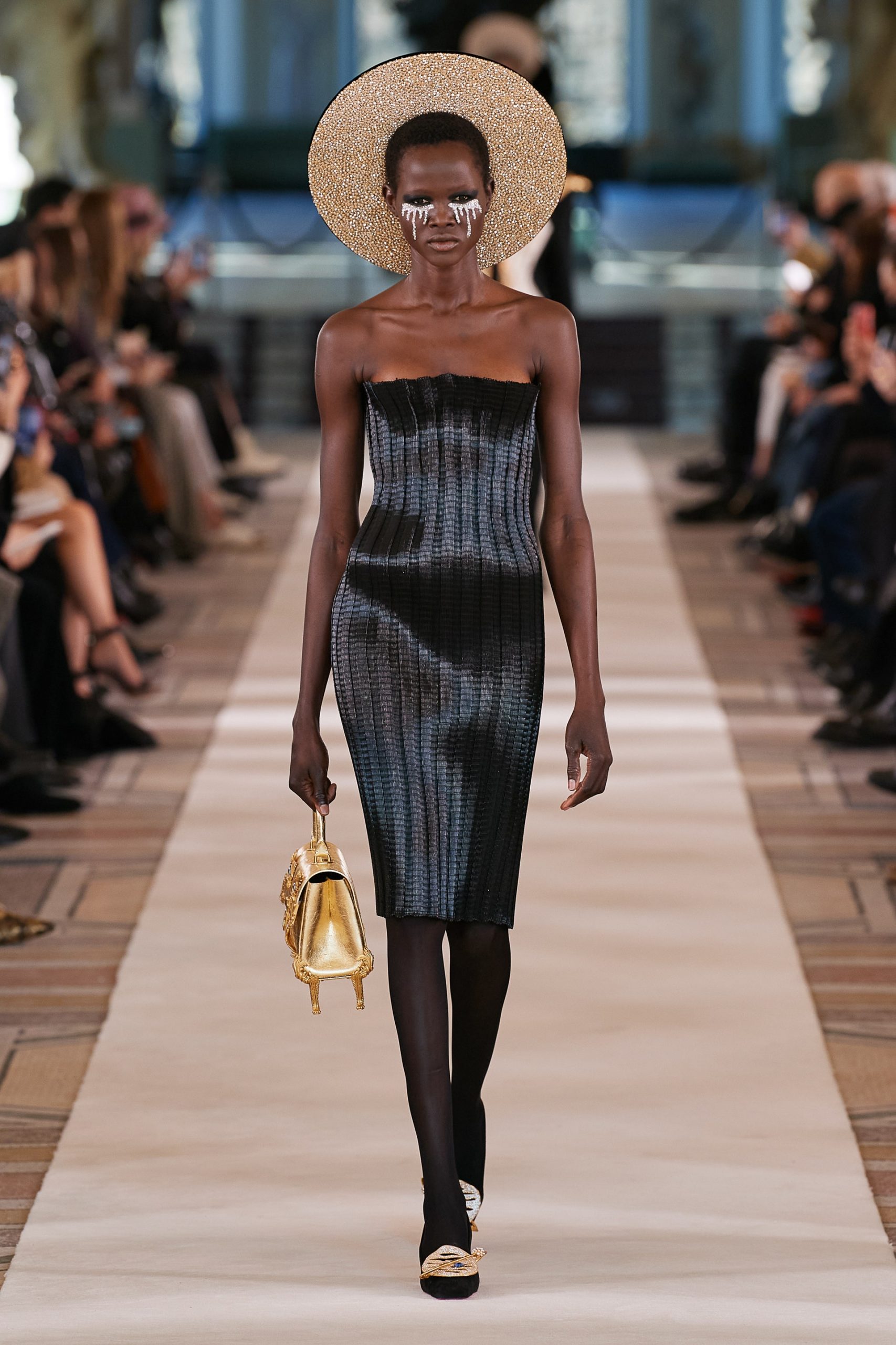 00012-Schiaparelli-Couture-Spring-22-credit-Gorunway