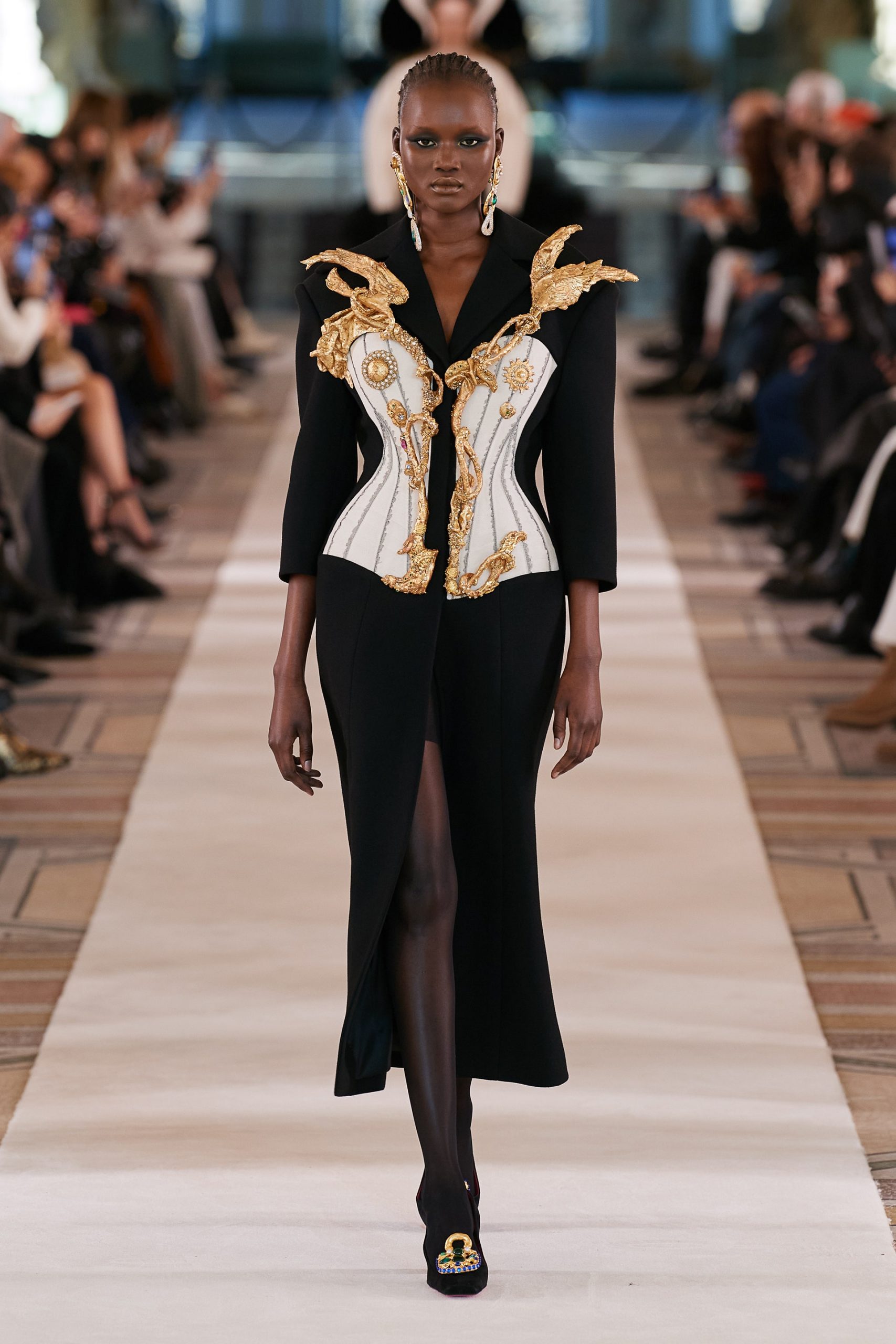 00013-Schiaparelli-Couture-Spring-22-credit-Gorunway