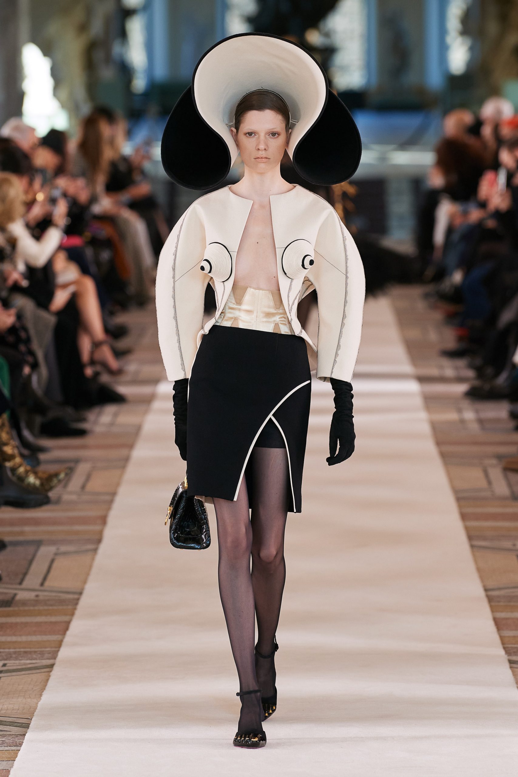00014-Schiaparelli-Couture-Spring-22-credit-Gorunway