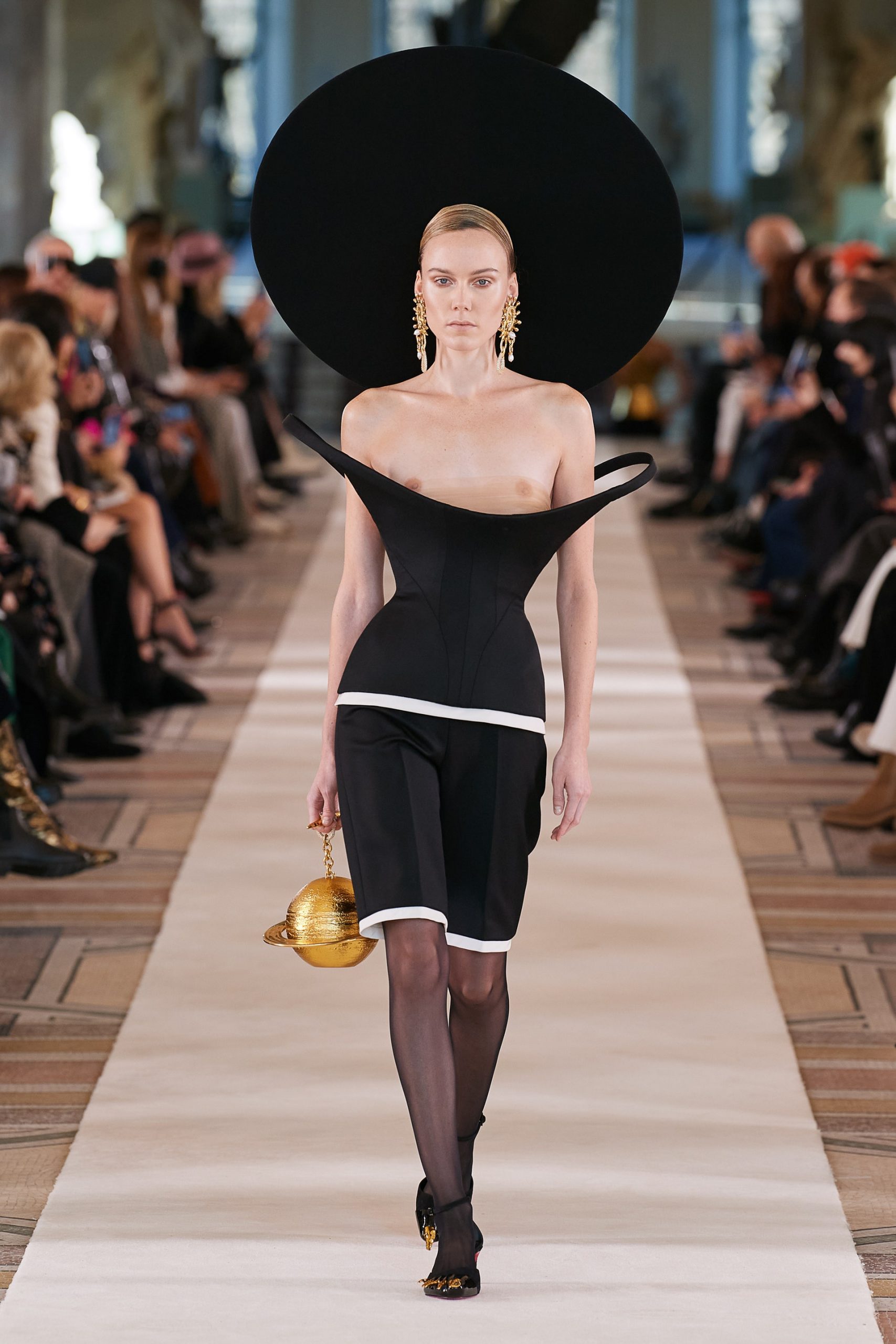 00017-Schiaparelli-Couture-Spring-22-credit-Gorunway