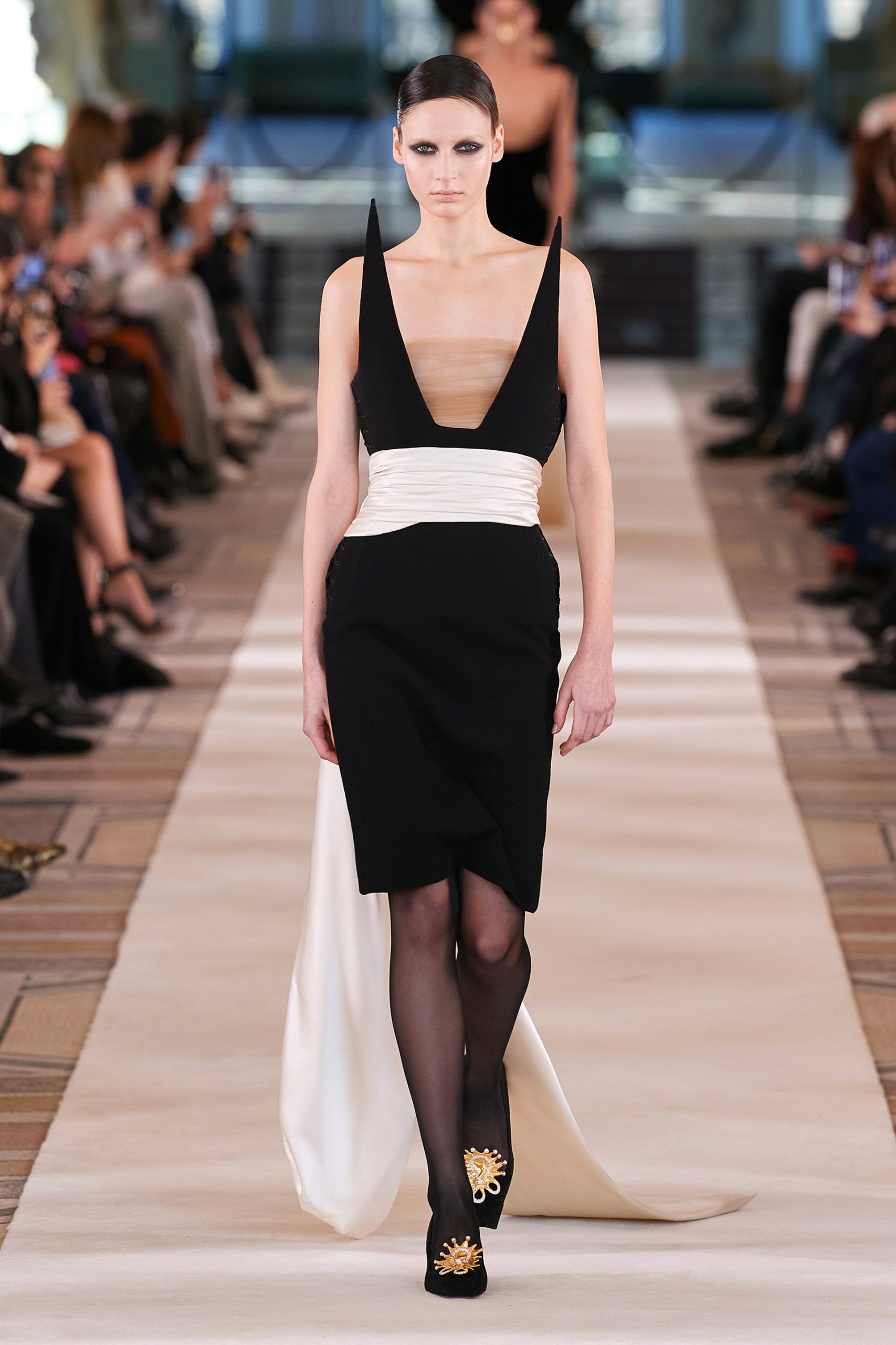 00020-Schiaparelli-Couture-Spring-22-credit-Gorunway