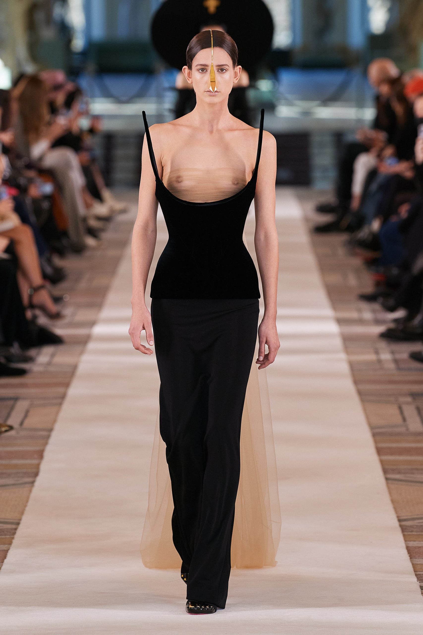 00021-Schiaparelli-Couture-Spring-22-credit-Gorunway