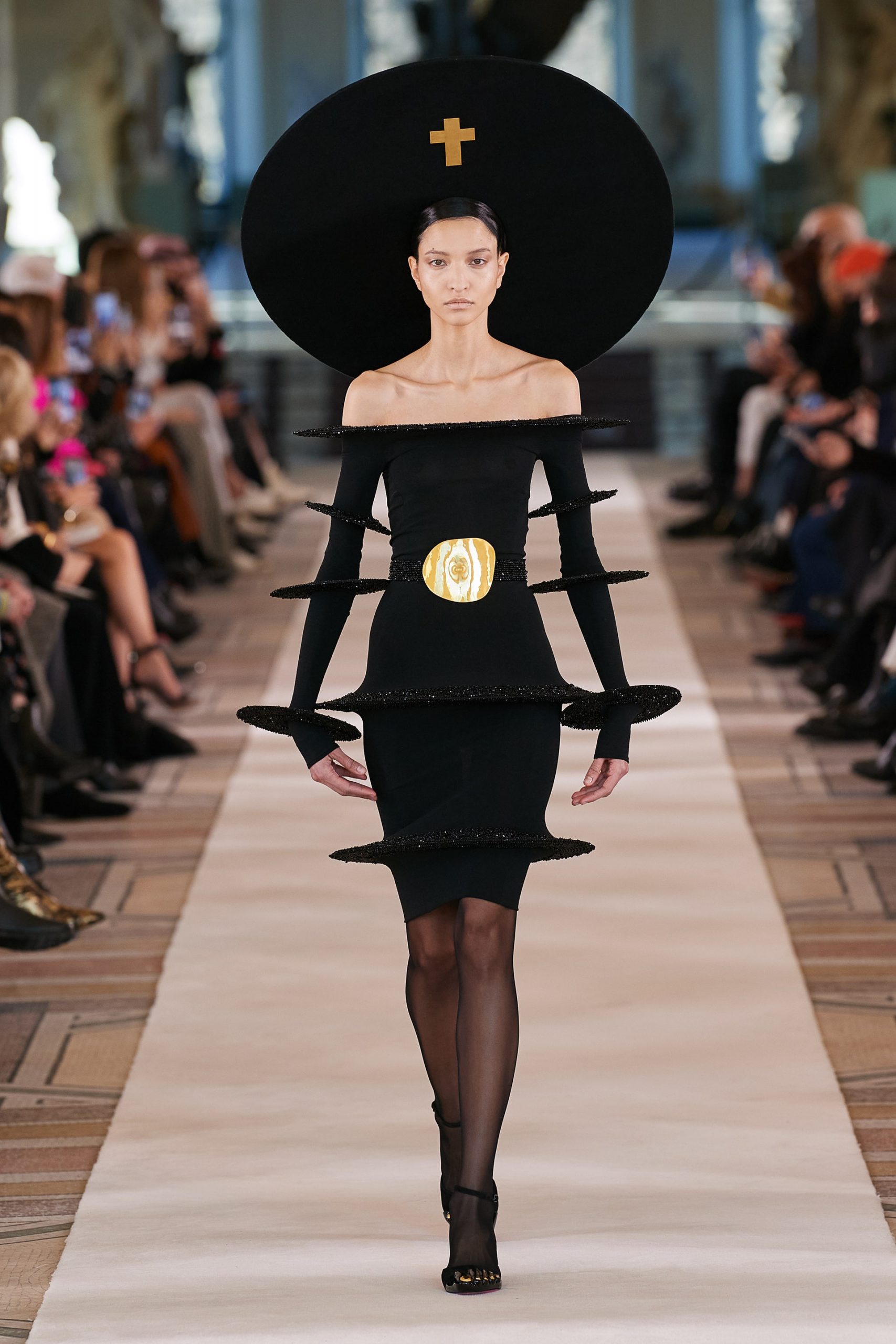 00022-Schiaparelli-Couture-Spring-22-credit-Gorunway