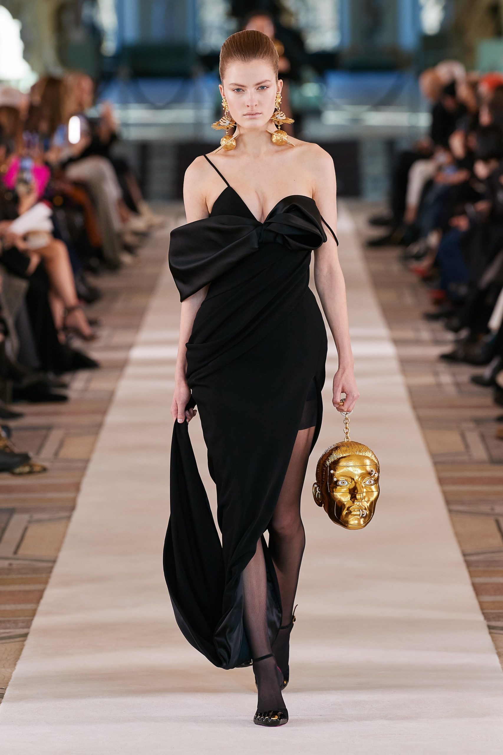 00024-Schiaparelli-Couture-Spring-22-credit-Gorunway