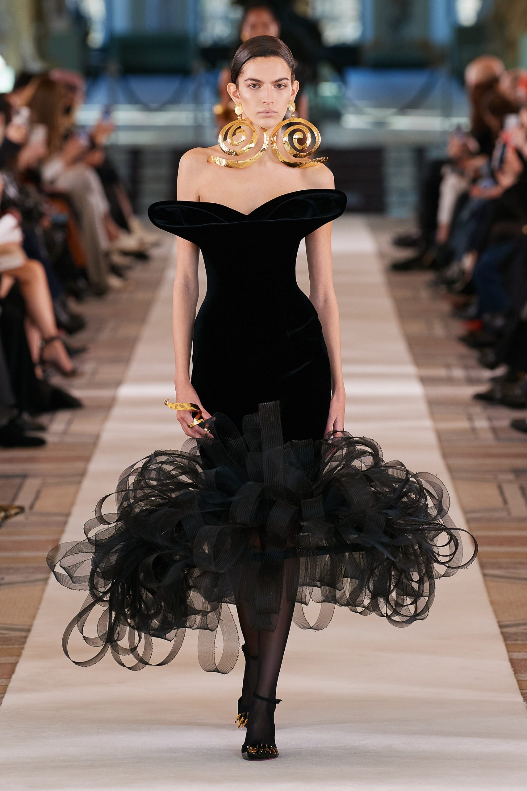 00025-Schiaparelli-Couture-Spring-22-credit-Gorunway