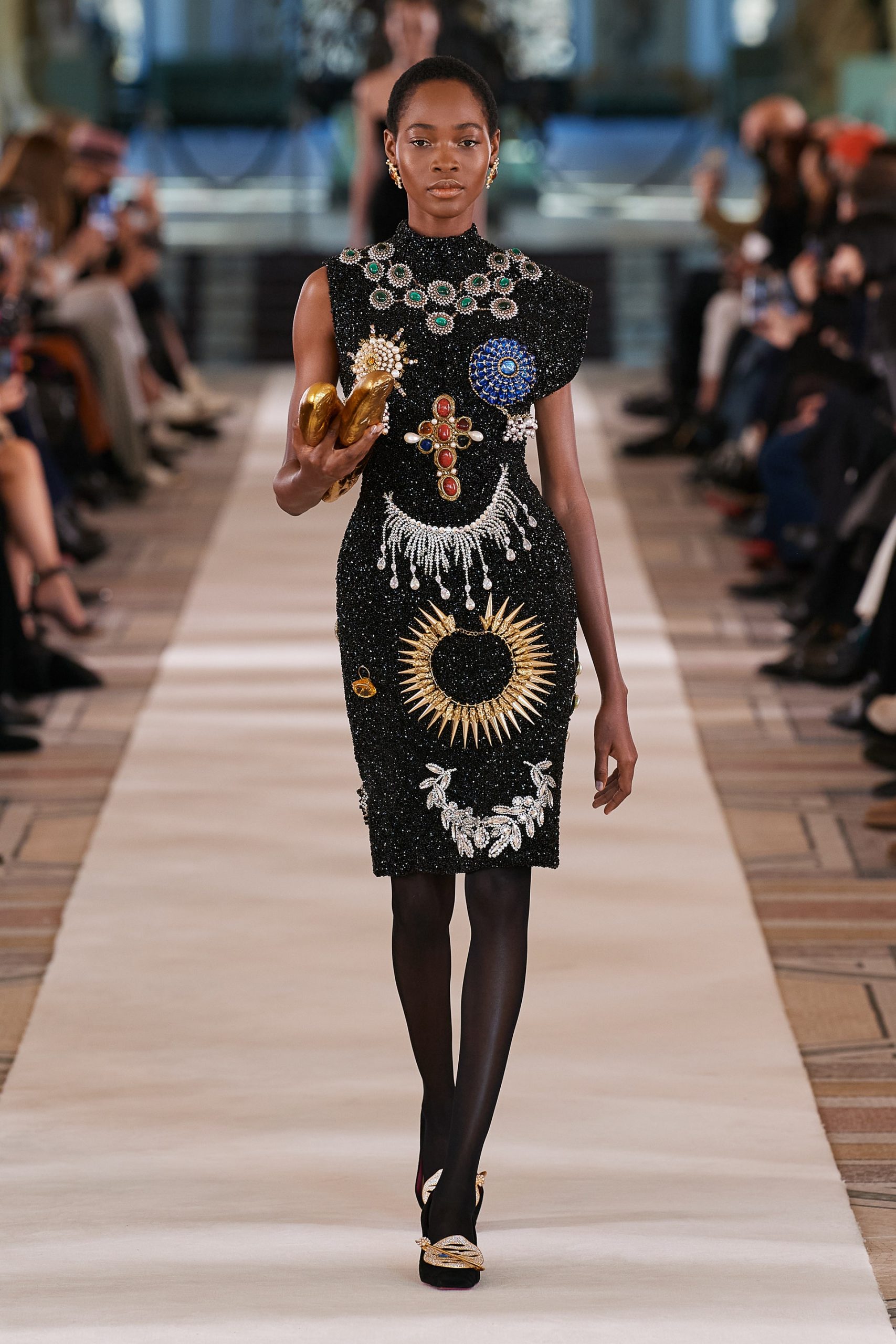 00026-Schiaparelli-Couture-Spring-22-credit-Gorunway