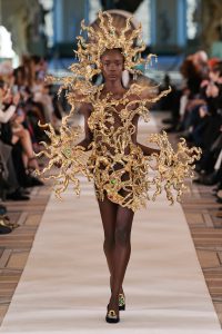 00029-Schiaparelli-Couture-Spring-22-credit-Gorunway