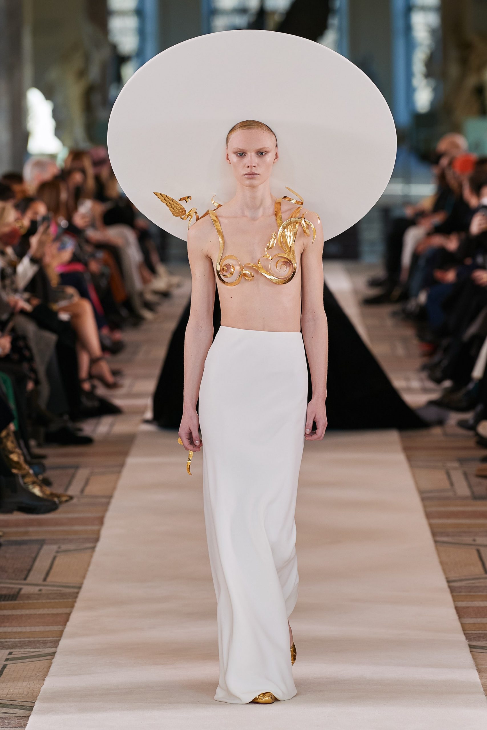 00031-Schiaparelli-Couture-Spring-22-credit-Gorunway