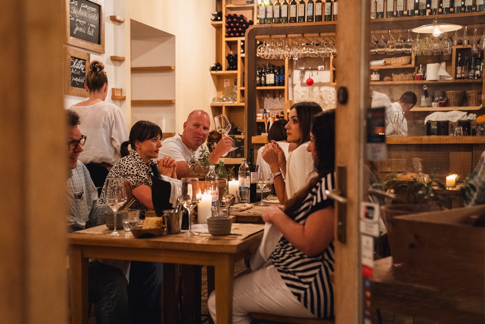 Uje, Pinku i Misto 16