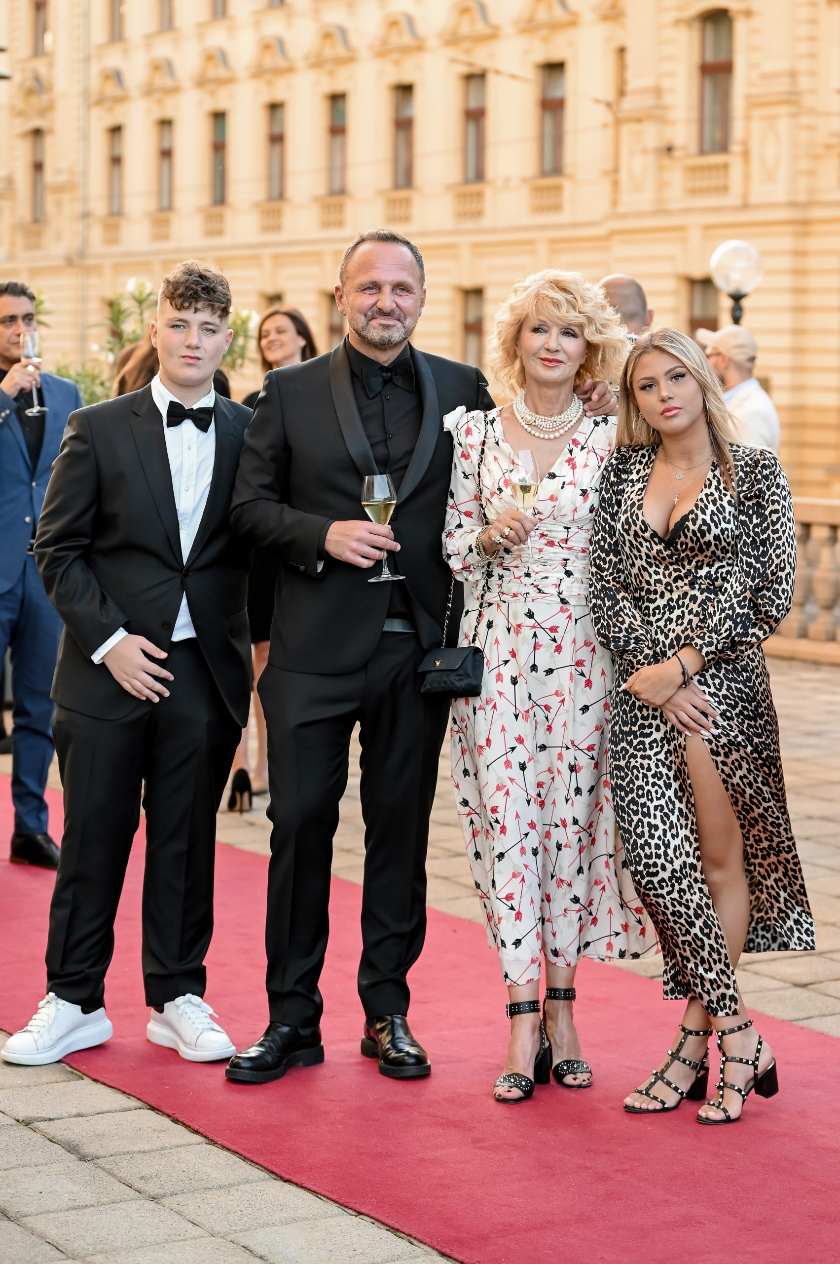 Nikola Milojević s majkom Dubravkom i djecom