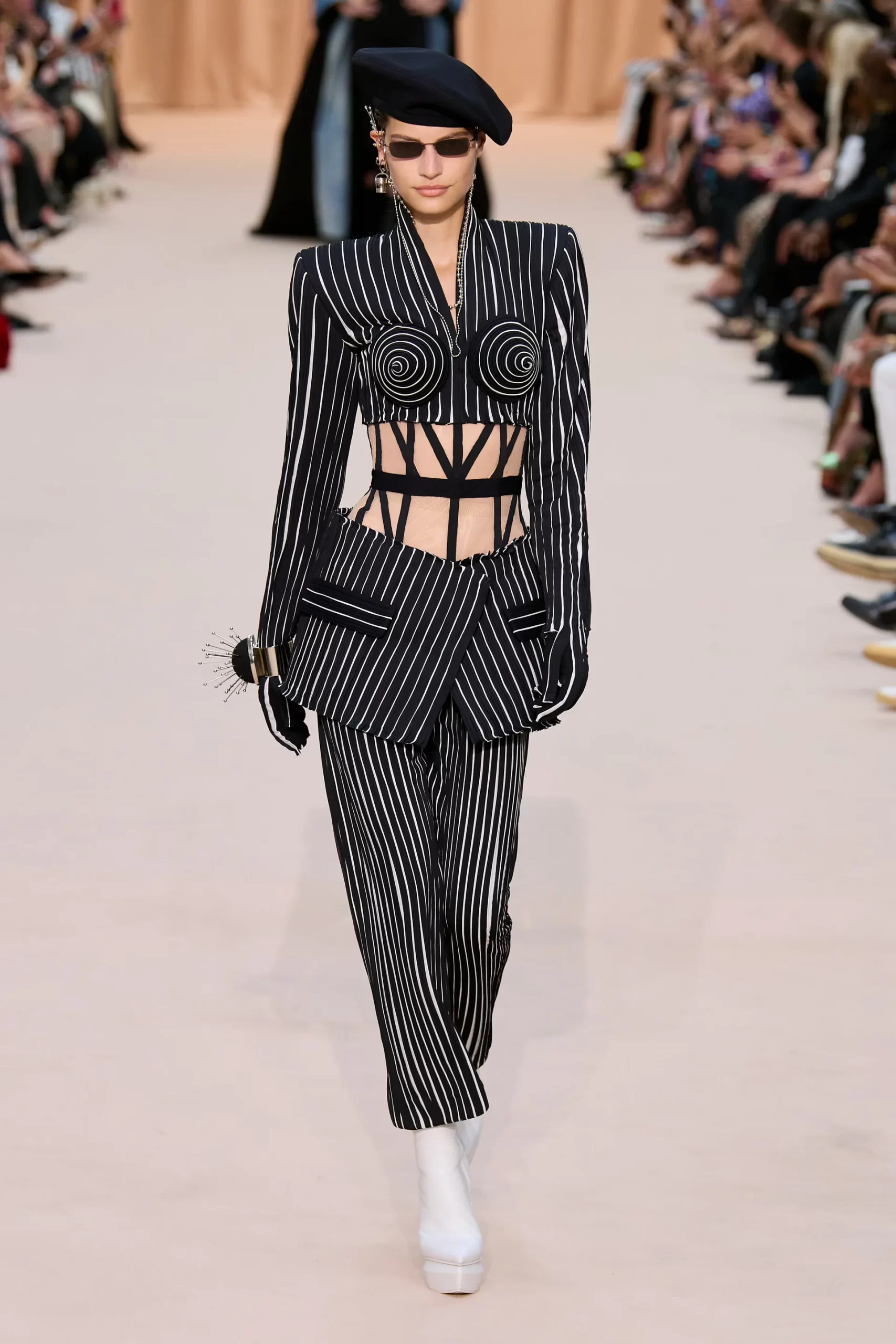 00021-jean-paul-gaultier-fall-2022-couture-credit-gorunway
